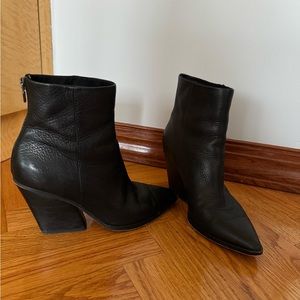 Black Dolce Vita pointy bootie